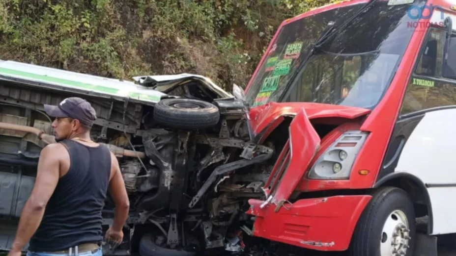 Choque entre peregrinos y transporte público deja dos fallecidos.jpg