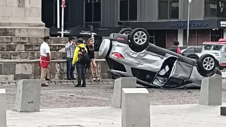 Volcadura camioneta Avenida Juárez