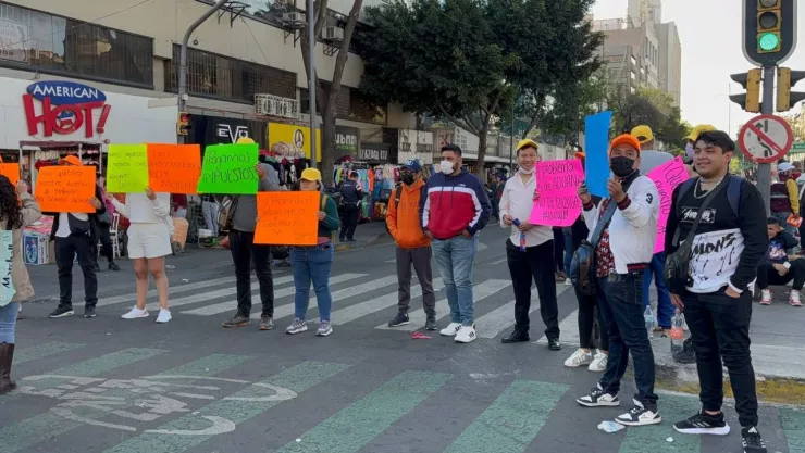 Manifestantes bloquean vialidades de Centro CDMX por cierre Plaza Izazaga 89