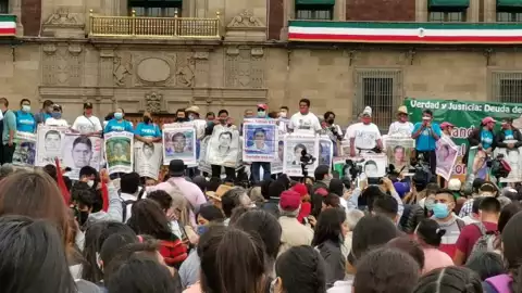 padres-ayotzinapa-crespo-.jpg