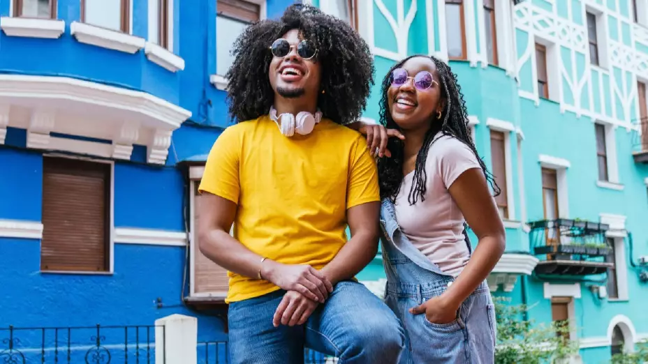una pareja de amigos latinos en una bonita tarde de verano