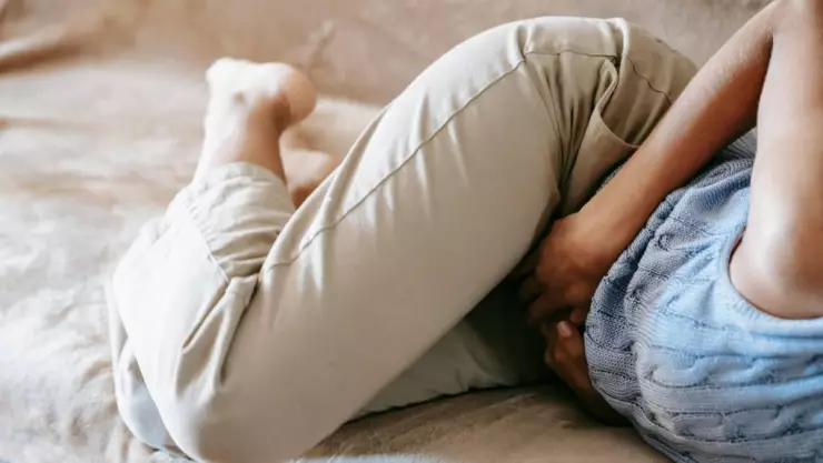 Mujer llega al doctor con cólicos ¡y descubre que tiene 5 ÓRGANOS extras!