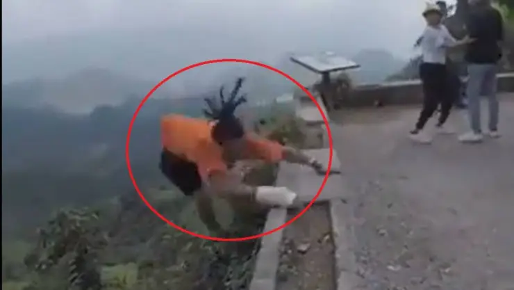 Hombre cae al barranco al practicar parkour.