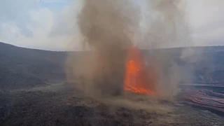 Captan remolino durante erupción del Kilauea.jpg