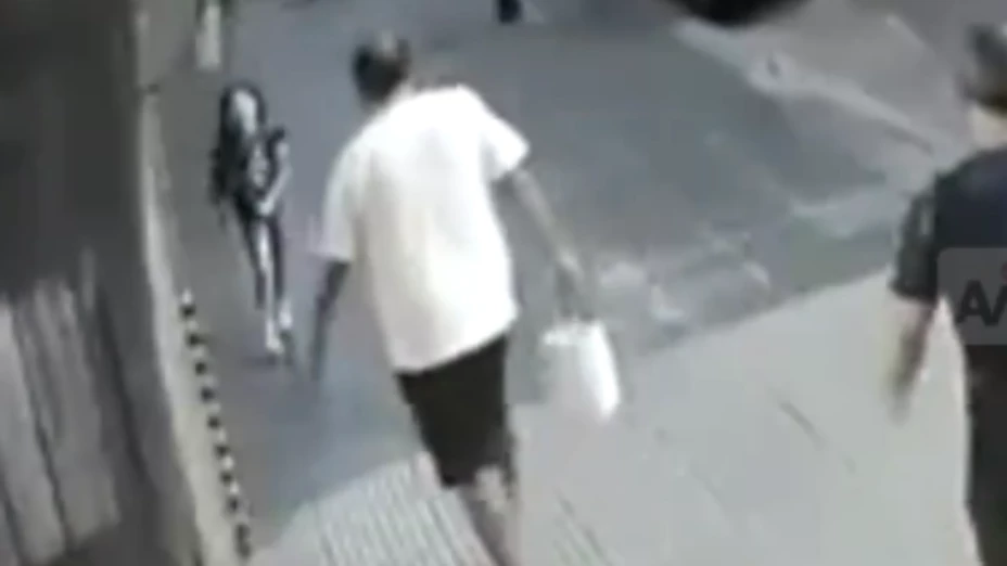 Hombre patea a niña en plena calle.png