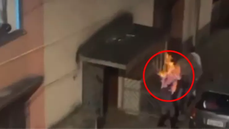 VIDEO | ¡IMÁGENES FUERTES! Mujer se prende fuego en la calle luego de una ruptura amorosa