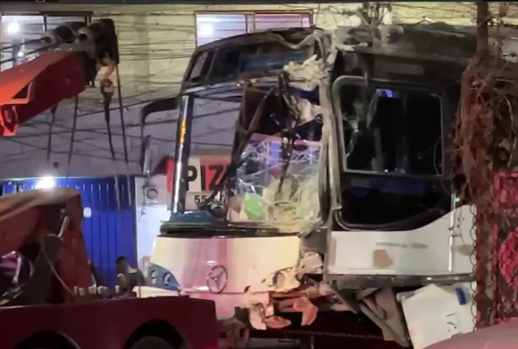 Mientras dormía_ Chofer de transporte público pierde el control y choca contra una casa en Tlalnepantla