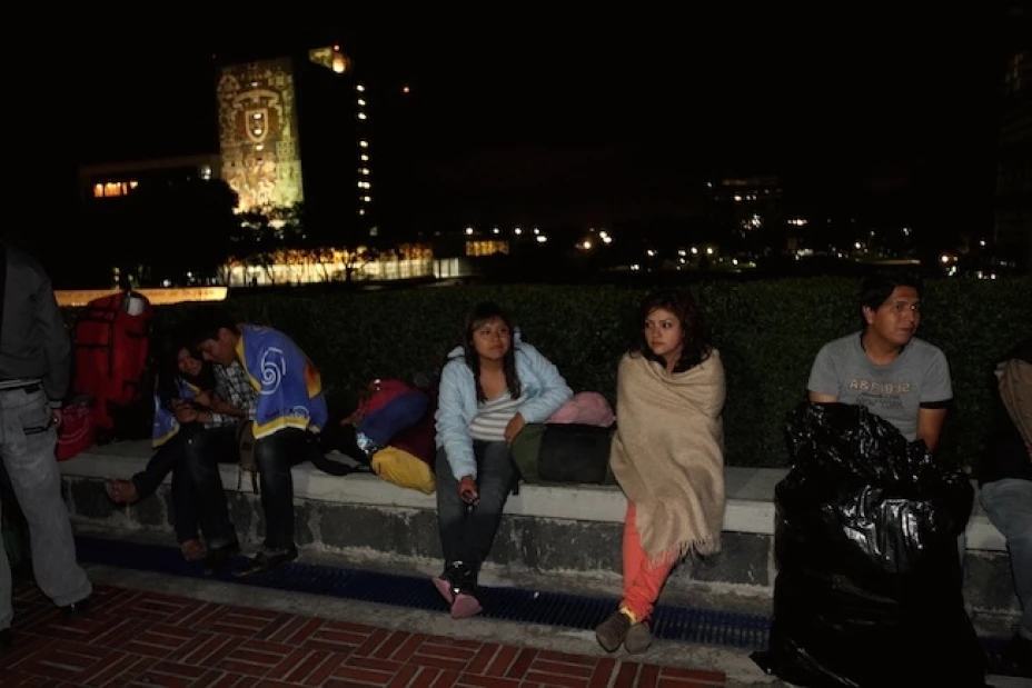 Algunos de los jóvenes que durmieron en la explanada principal de la máxima casa de estudios del país estuvieron acompañados por sus padres