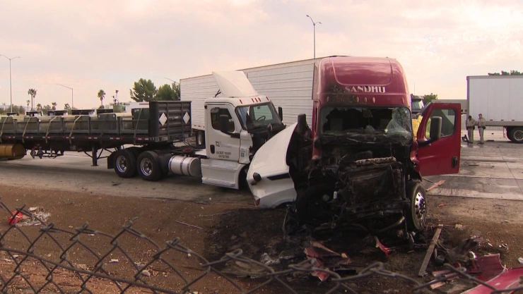 Imagen de choque de tráiler en California, Estados Unidos, el 21 de octubre de 2025.