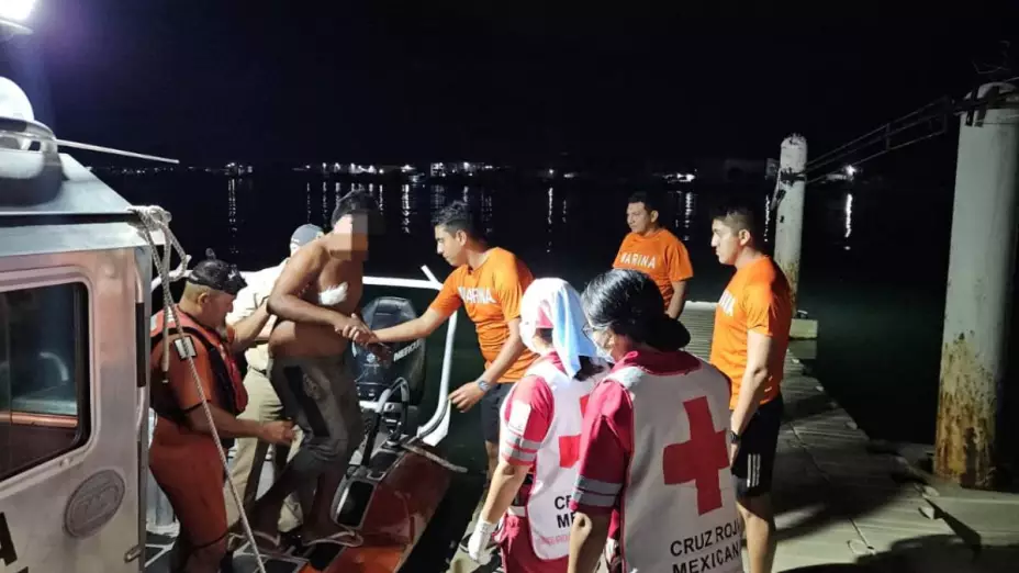 auxilian a pescador yucateco herido en altamar