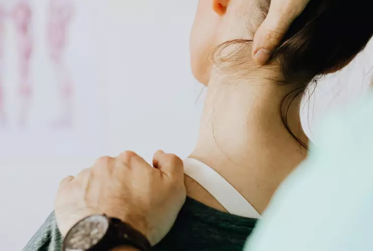 Joven acude al quiropráctico y MUERE tras recibir masaje en el cuello