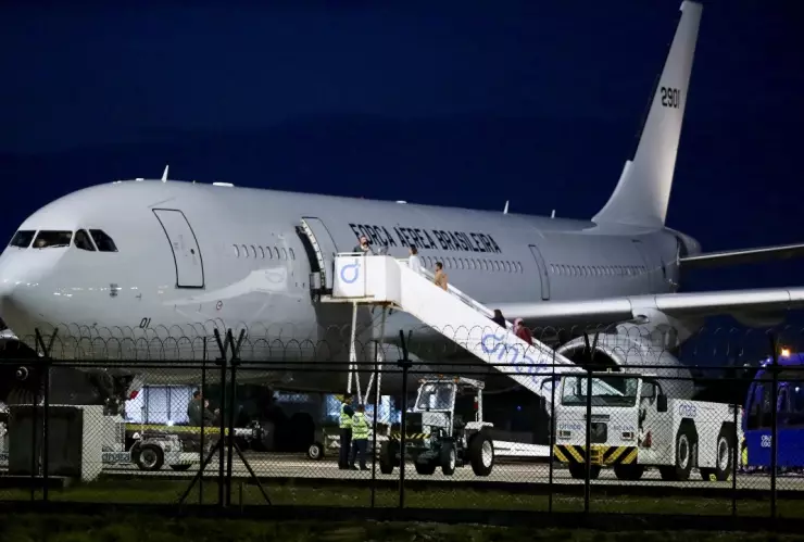 La política de deportaciones de Trump enfrenta limitaciones operativas. Descubre cuántos inmigrantes han sido expulsados y qué países los reciben.