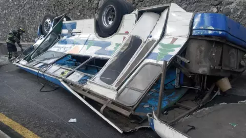 Urupan Michoacán camion aplastado desnivel heridos