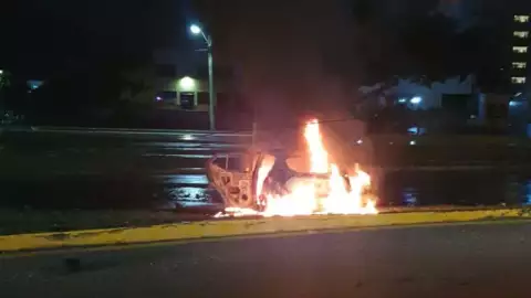 Cancún Conductor pierde el control de su auto y se incedia al chocar