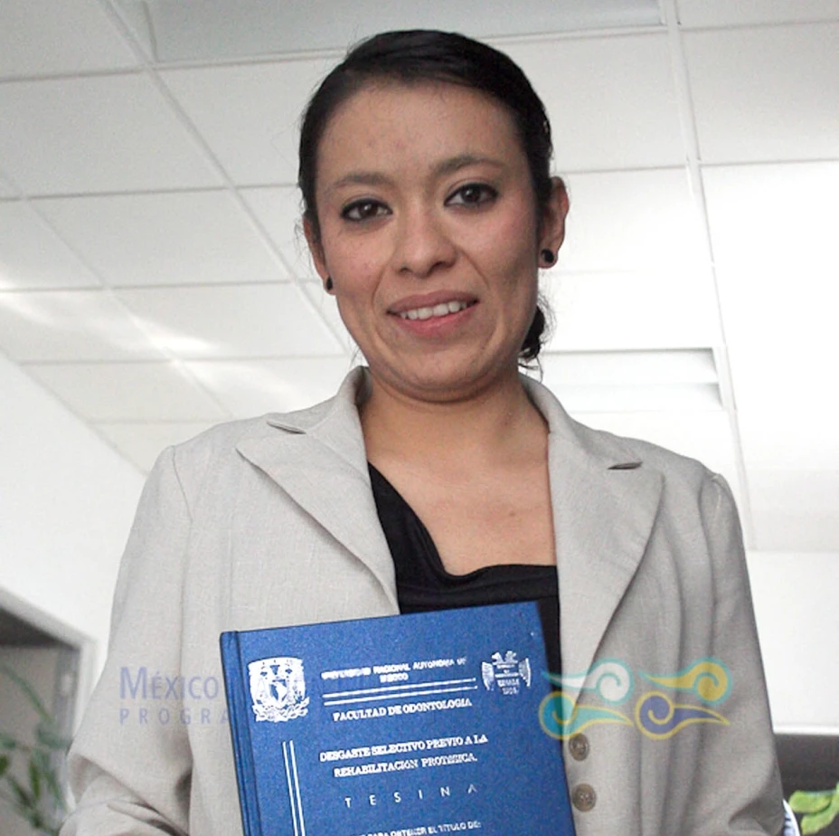 Joven zapoteca se titula como cirujano dentista