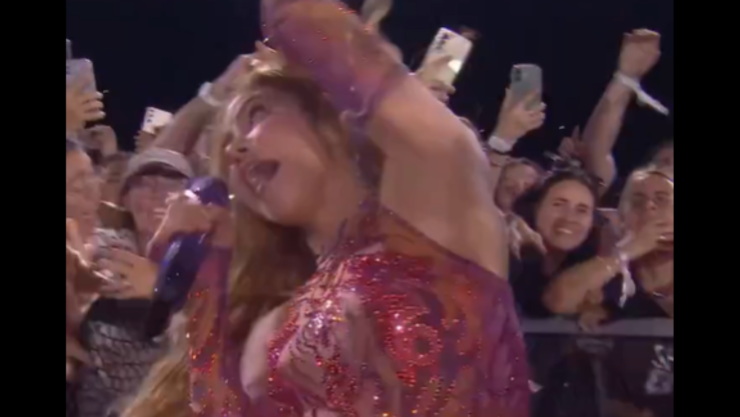 _ Fan le jala el cabello a Shakira en concierto de Uruguay, video viral.png
