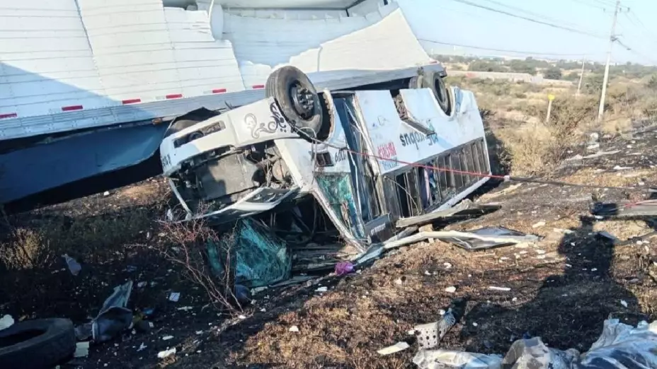 Tráiler choca contra autobus de pasajeros en carretera Silao.jpg