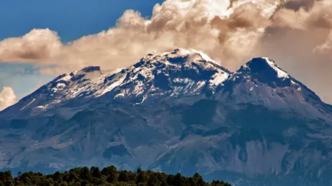 Iztaccíhuatl puede despertar con actividad del Popocatépetl