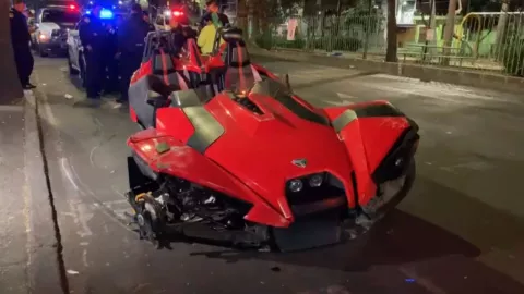 CDMX: Mujer estrella su auto deportivo sobre Plutarco Elías Calles, en la Benito Juárez