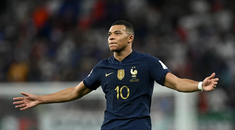 Kylian Mbappé celebra un gol con Francia