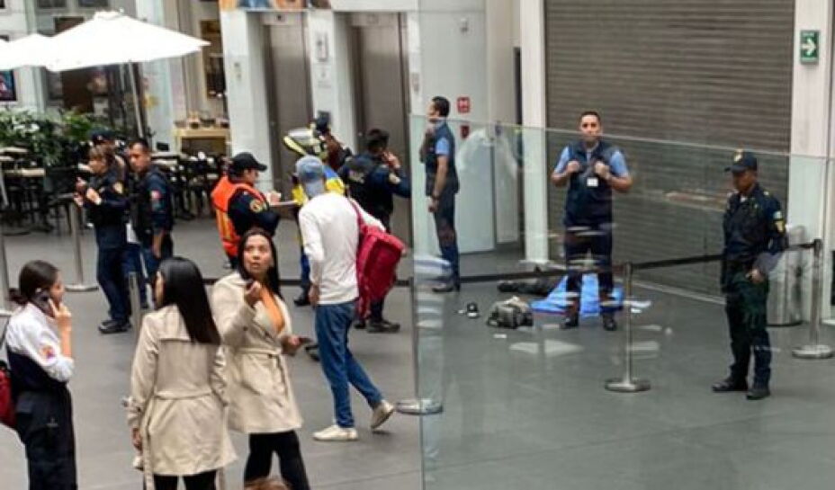 En la plaza Reforma 222 un hombre cae del tercer piso y muere