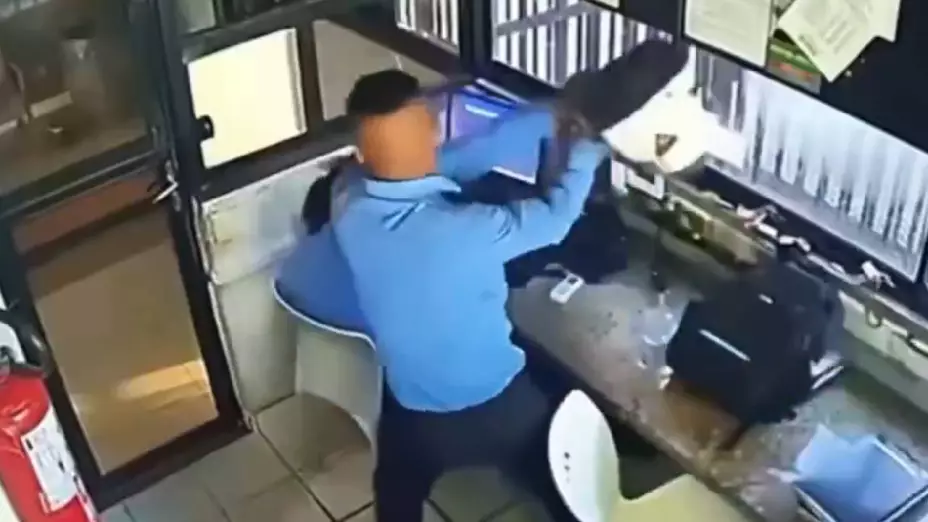 ¿Buen ambiente laboral? Ataca a compañera de trabajo y la golpea con casco en la cabeza