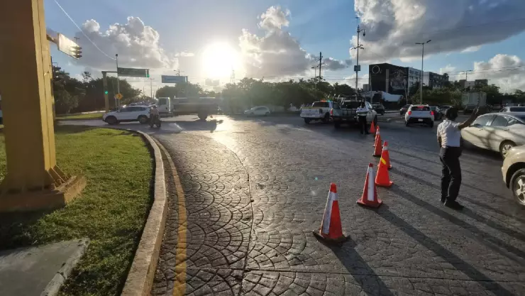 Choque y cierre de carriles en Zona Hotelera causan caos en Cancún
