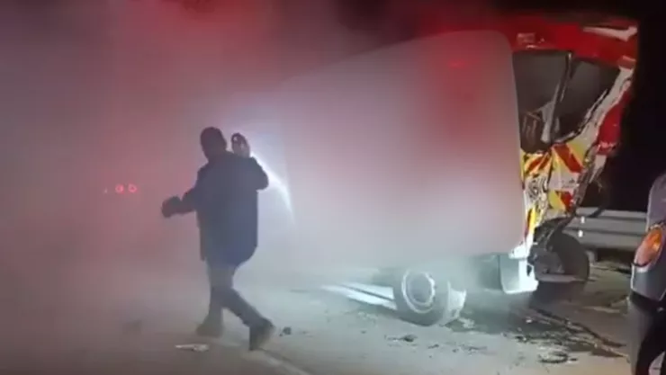 Paramédico pierde la vida al incendiarse ambuiancia