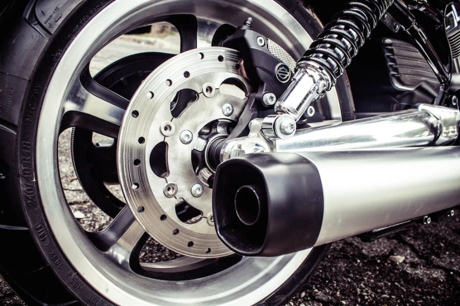 Mujer ebria atropella a motociclista