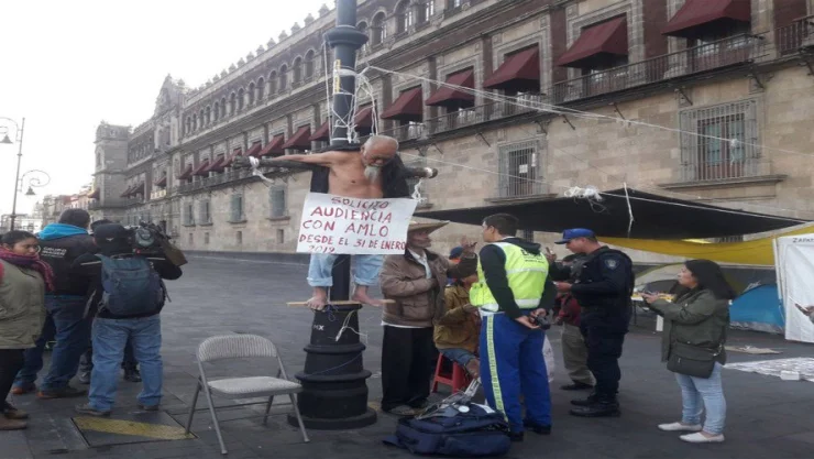 Hombre se amarra frente a Palacio Nacional para pedir audiencia con López Obrador