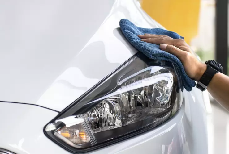 El truco para limpiar los faros de tu carro y quitarles lo amarillento