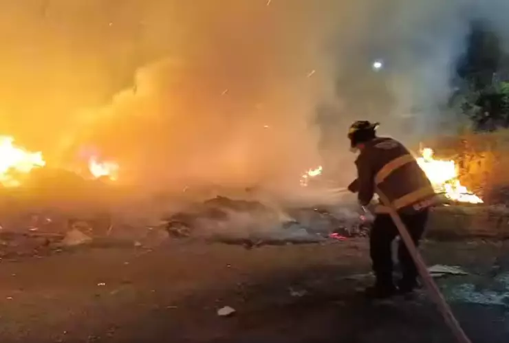 Incendio en Paseo de los Naranjos moviliza a bomberos en Celaya.png