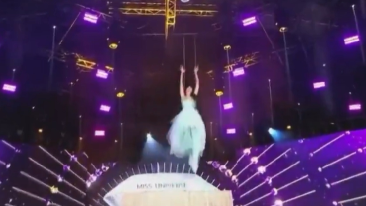 Modelo sufre fuerte caída en vivo durante un reality de belleza.