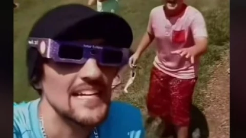 Niño se quita los lentes Eclipse Solar 2024