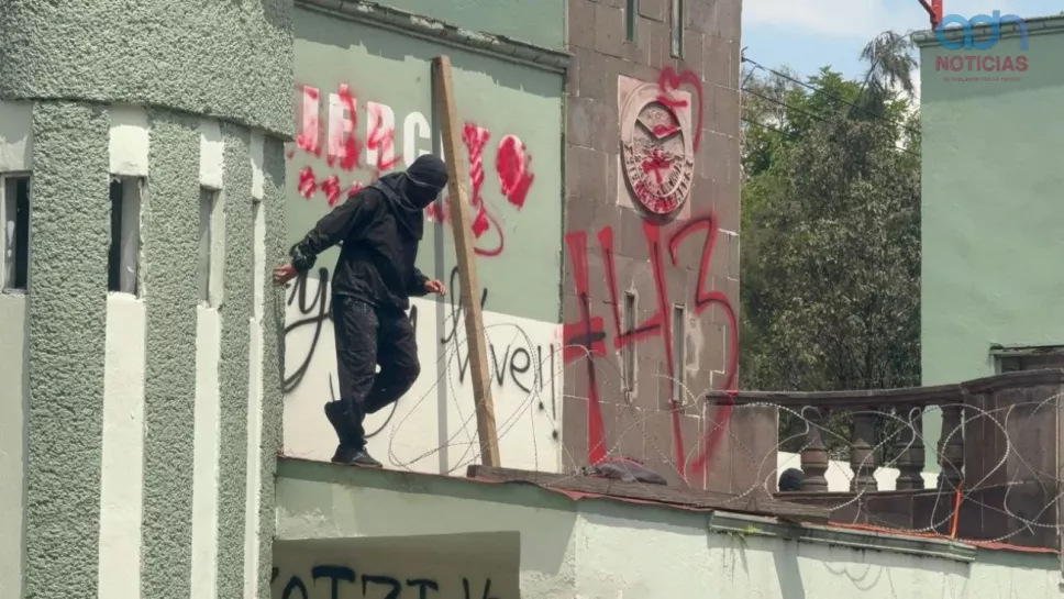 Normalistas en el Campo Militar 1 agresión.jpg