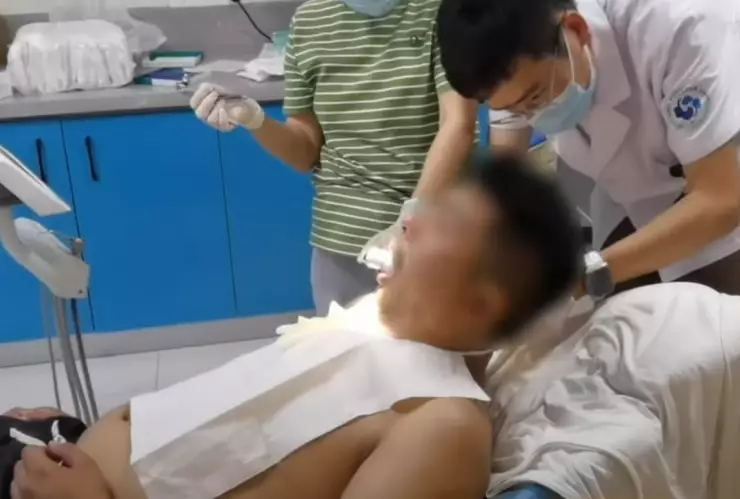 Señor hospitalizado con foco