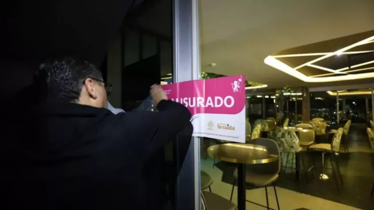 Guadalajara clausura terraza de hotel por salto en paracaídas.jpg