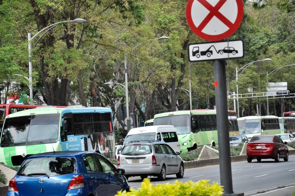 Evita multas, este viernes no circulan autos con engomado azul en la CDMX de acuerdo al programa Hoy No Circula.