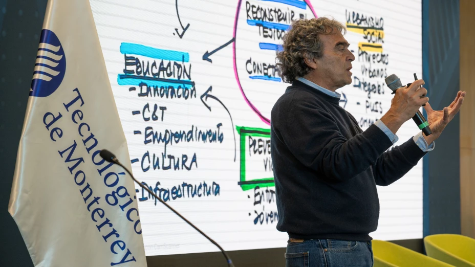 Sergio Fajardo profesor Escuela (1).jpg