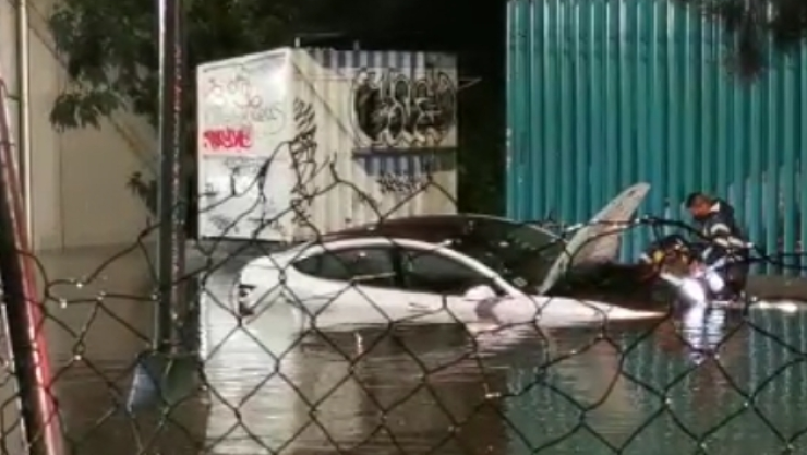 autos atrapados lluvias.jpeg