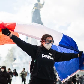francia_protestas_desmanes_mujer_bandera