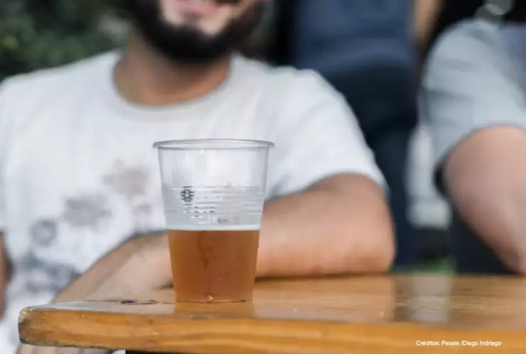 joven contagia familia covid-19 salir amigos.jpg