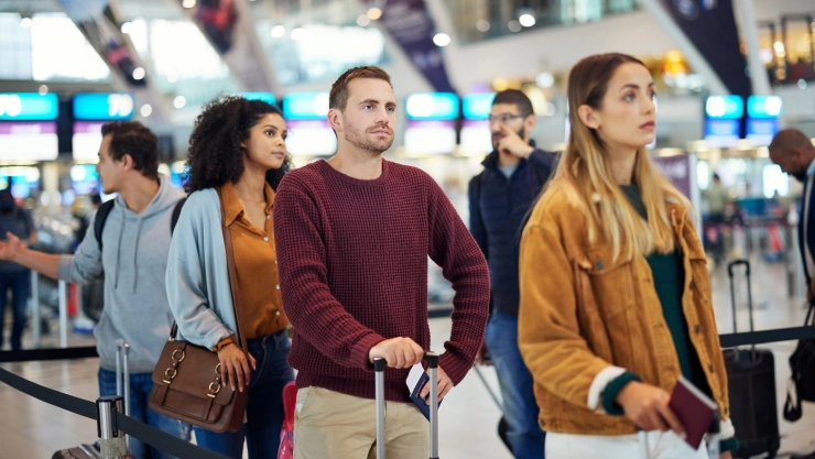 Personas esperan ser atendidas en un aeropuerto