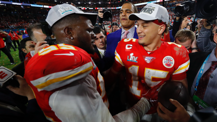 Frank Clark y Patrick Mahomes