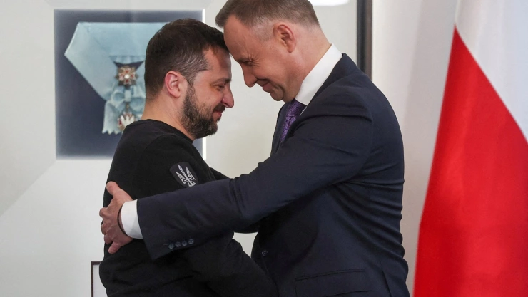 En medio de la crisis de Ucrania el presidente Zelenskiy llega a Polonia.