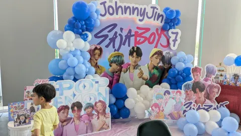 Arma un marco de globos con temática de los Saja Boys para tu mesa de dulces