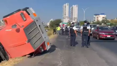 Volcadura tráiler bulevar José María Morelos, León