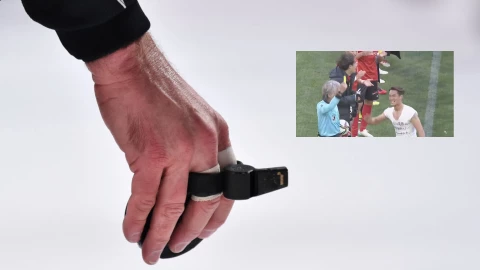 Árbitro en Japón amonestando a jugador