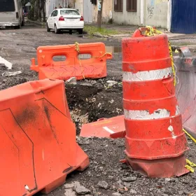 Socavón provoca afectaciones en calles de Iztapalapa; vecinos exigen resolución de problema