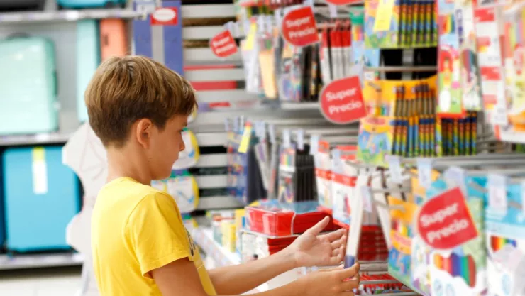 niño escogiendo los colores que más le gustan para complementar su lista de útiles escolares